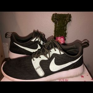 NIKE WOMANS RUNNING SHOES